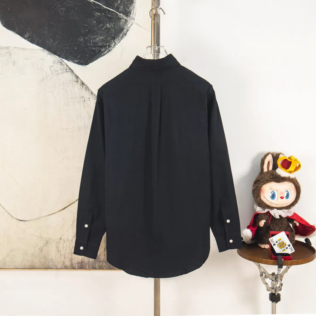 P270 zp version [Exclusive supply] Ralph Lauren/Ralph Lauren's classic evergreen single product 100 cotton Oxford spun old money style casual long-sleeved shirt. 100% restored workmanship. The entire garment is embedded with seams and clean edges. The upper back seams are reorganized for a better fit. ✅ 100 cotton Oxford spun on the face. Pre-wash treatment. The texture is tight and soft. ✅ Custom dyed original pearlescent white bottom buttons. Size partitions. ✅ Special shaped chiffon foil is included in the collar door tube. It is not easy to deform and pull. ✅ RL classic version of the Oxford shirt. The thick and crisp feeling brought by the Oxford cloth. It can be worn alone or as an outer layer. It can be worn in all seasons. It is a must-have item for the wardrobe. Get it with your eyes closed. Color: black, white, pink, blue, carbon gray, khaki, navy blue and red label, dark blue and white label (8 colors) Size: S M L XL Number: WW10968